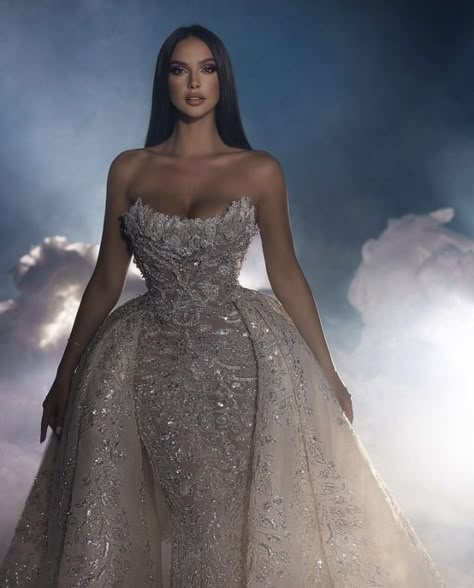 Wedding Dresses Sleeveless, Ball Gowns Fantasy, Expensive Wedding Dress, Lipstick Photos, Glam Wedding Dress, Satin Mermaid Wedding Dress, Detachable Train, Stylish Wedding Dresses, Classy Prom Dresses