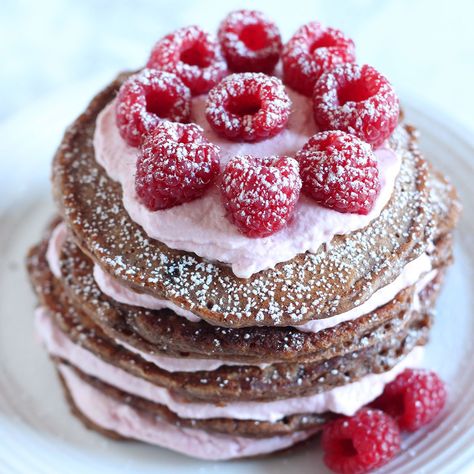 Chocolate Raspberry Pancake Cake features homemade double chocolate pancakes between layers of fresh raspberry whipped cream for a beautiful breakfast. Impressive Breakfast, Double Chocolate Pancakes, Raspberry Whip, Raspberry Whipped Cream, Raspberry Pancakes, Pancake Cake, Handle The Heat, Chocolate Pancakes, French Toast Casserole