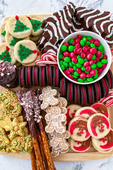 Christmas Movie Night Snack Board, Christmas Snack Board, Christmas Dessert Board, Best Christmas Treats, Treat Board, Traditional Christmas Food, Christmas Snack, Dessert Board, Christmas Movie Night