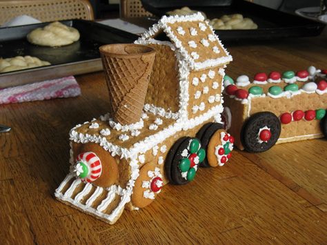 Cookie train - waffle cone for chimney and oreos for wheels Graham Cracker Train, Polar Express Gingerbread Train, Polar Express Gingerbread House, Train Station Gingerbread House, Train Gingerbread House, Gingerbread House Chimney, Gingerbread Train Ideas, Train Gingerbread, Gingerbread House Pattern