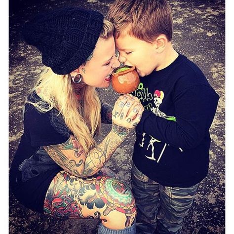 @tattooed_icandy no Instagram: “Be sure to check out IG's top page for tattooed parents  @inkt.parents M @kenzylee503” Tattooed Parents, Tattooed Couples Photography, Mom With Tattoos, Tattooed Mom, Tattoos Aesthetic, Parent Tattoos, Mom Aesthetic, Rockabilly Wedding, Tattoo People