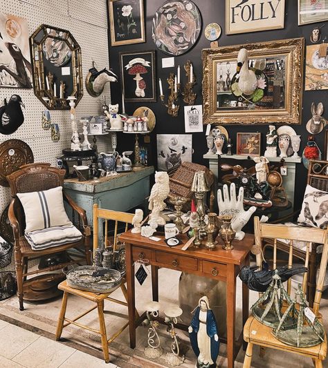 Mcm Antique Booth, Antique Booth Displays Inspiration, Antique Shop Display Ideas, Antique Booth Design, Antique Mall Booth Ideas, Antique Shop Display, Vintage Booth Display, Flea Market Booth, Antique Mall Booth