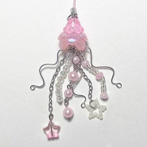 Jellyfish Keychain Beads, Key Chain Beads, Diy Bead Keychain Ideas, Jellyfish Phone Charm, Bead Jellyfish, Jellyfish Beads, Jellyfish Bracelet, Phone Charm Beads, Beaded Jellyfish