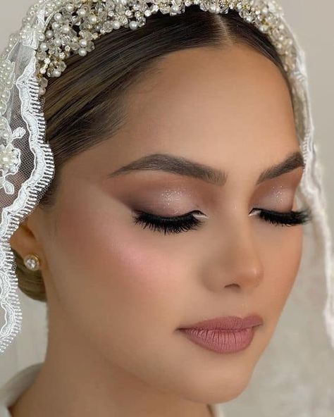 Maquillaje para boda de día Bride Makeup Brown Eyes, Bride Makeup Natural, Glam Bride Makeup, Makeup For Small Eyes, Quinceanera Makeup, Wedding Makeup Bride, Wedding Eye Makeup, Glam Wedding Makeup, Wedding Makeup For Brown Eyes