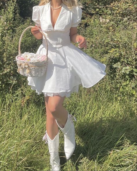 Boots White Dress, Lil White Dress, Outfit Picnic, Coquette Cowgirl, Cowgirl Summer, Cowboy Boot Outfits, Cottagecore Outfit, My Queen, Feminine Aesthetic