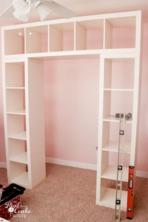 IKEA Expedit hack - I'd use this in a closet, with clothes rails in between the shelves & crown molding at the top to make it look built in Ikea Expedit Hack, Shelves Bookshelves, Koti Diy, Bilik Idaman, Ikea Expedit, Ikea Desk, Ideas Clothes, Decor Eclectic, Storage Closet