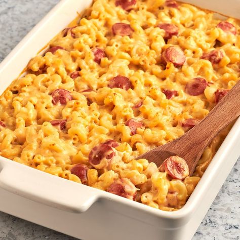 Look up "comfort food" in the dictionary and you should find the recipe for hot dog mac and cheese. It's even creamier than your average mac. Hot Dog Mac And Cheese, Hot Dog Pasta, Healthy Hot Dog, Hot Dog Casserole, Velveeta Mac And Cheese, Homemade Hot Dogs, Mac And Cheese Casserole, Homemade Cheese Sauce, Easy Mac And Cheese