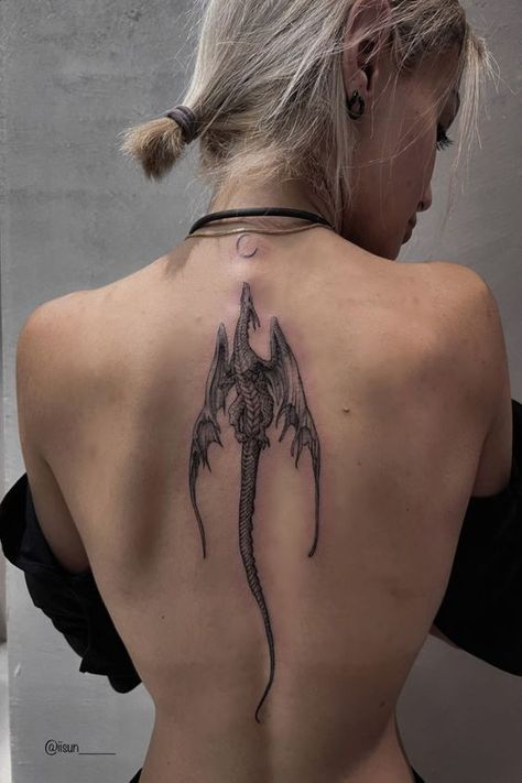 Tattoo Trends 2024: Explore the Latest and Coolest Tattoo Designs https://go.fiverr.com/visit/?bta=789541&brand=fp&landingPage=https%253A%252F%252Fgo.fiverr.com%252Fvisit%252F%253Fbta%253D789541%2526brand%253Dfiverrcpa Atla Tattoo Dragon, Women Back Tattoo Ideas, Upper Back Tattoo Women, Middle Back Tattoo, Dragon Chest Tattoo, Snake Spine Tattoo, Snake Back Tattoo, Dragon Spine Tattoo, Middle Of Back Tattoo