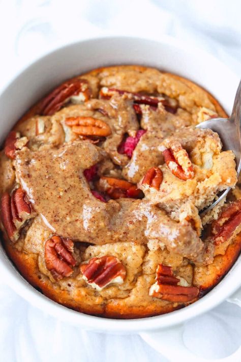 This high protein Cottage Cheese Baked Oats recipe is easy to make and tastes like a soft and tender cake! Packed with protein and fiber, full of toasted pecans and juicy raspberries, and topped with a drizzle of pecan butter, this healthy breakfast is guaranteed to start off your morning right! High Protein Breakfast Baked Oats, High Protein Oat Recipes, Protein Baked Oatmeal Cottage Cheese, Baked Oatmeal With Cottage Cheese, Blended Oats Baked, High Protein Fiber Breakfast, Baked Oats Recipes Healthy High Protein, Cottage Cheese Baked Oatmeal, Baked Oats No Protein Powder