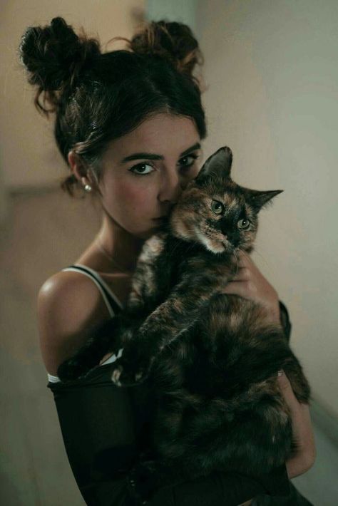 Cat And Me Photoshoot, Man And Cat Photography, Cat Owner Photoshoot, Poses With Cats Instagram, Cat And Human Photography, Photoshoot With Cat Ideas, Cat Photoshoot With Owner, Woman With Cat Photography, Cat And Owner Photoshoot