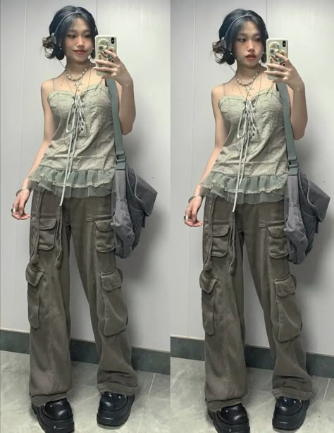 Y2k Cargo Style Khaki Bottoms, Summer Y2k Parachute Pants With Cargo Pockets, Black And Puerto Rican, Comfy Alt Outfits, Street Wear Korean, Wasteland Outfit, Acubi Fashion Cargo Pants, Korean Outfits Ideas, Urban Y2k Cargo