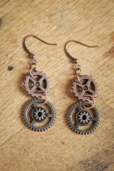 These amazing "Steampunk Inspired" hand crafted oxidized brass gear earrings are a unique celebration of the American Industrial Revolution. Steampunk is the subgenre of science fiction that incorpora Punk Jewelry Diy, Steampunk Jewelry Diy, Brass Gear, Gothic Jewelry Diy, Diy Steampunk, Gear Earrings, Steampunk Crafts, Hardware Jewelry, Steampunk Earrings