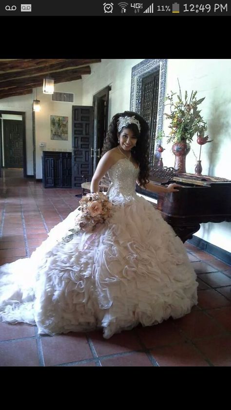 Gorgeous 15th quinceañera dress. N hair 2000s Wedding, 15 Dresses Quinceanera, Big Dresses, Quince Dress, Fancy Wedding, Pipe Dream, Quince Dresses, Prom Wedding, Quinceanera Dresses