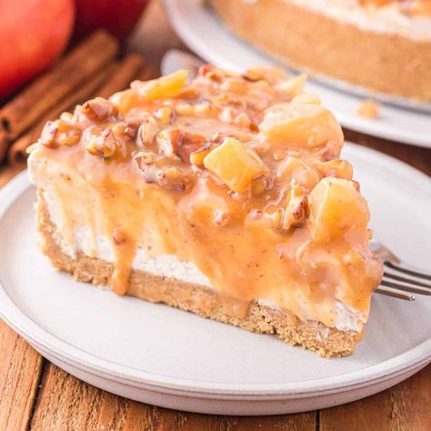 No Bake Caramel Apple Cheesecake Baked Apple Cheesecake, Flavored Cheesecake, Baked Caramel Apples, Apple Topping, Yummy Pies, Apple Treats, Cozy Cook, Caramel Apples Easy, Homemade Graham Cracker Crust