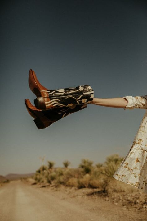 Western Fashion Editorial, Tulips Leaves, Miron Crosby, Western Photo Shoots, Cowgirl Photoshoot, Foto Cowgirl, Western Photoshoot, Desert Photoshoot, Western Glam