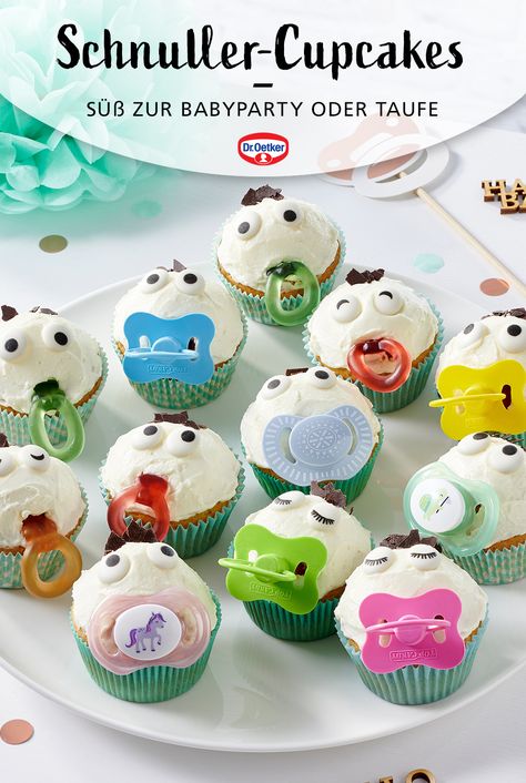 Dieses Rezept für locker-leckere Muffins mit Frischkäse-Topping ist einfach zuzubereiten und ideal für jede Baby-Party. Auch zur Geburt oder Taufe passen die Schnuller-Cupcakes hervorragend. #Babyshower #Babyparty #Rezeptidee Baby Party Essen, Baby Shower Kuchen, Baby Cupcakes, Baby Muffins, Baby Shower Baskets, Baby Cupcake, Disney Baby Shower, Baby Q, Shower Bebe