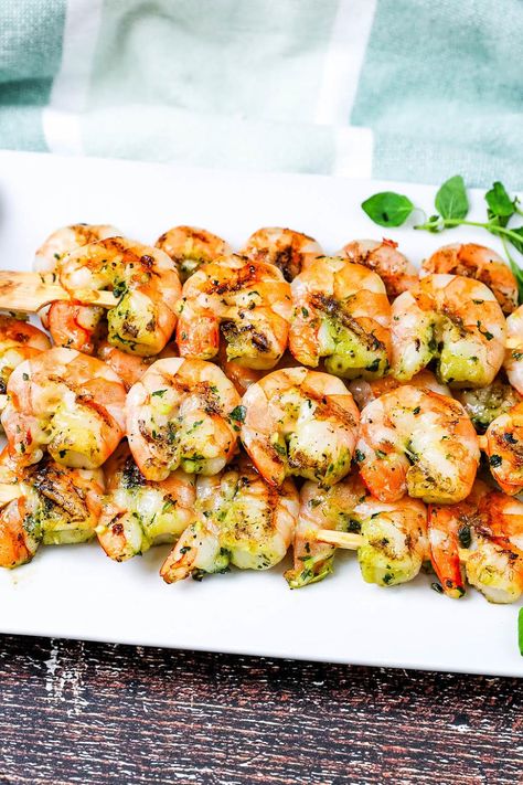 Herb Marinated Shrimp Marinated Shrimp Recipes, Baked Shrimp Recipes, Wooden Skewers, Marinated Shrimp, Baked Shrimp, Grilling Tips, Shrimp Dishes, Smoker Recipes, Sea Food