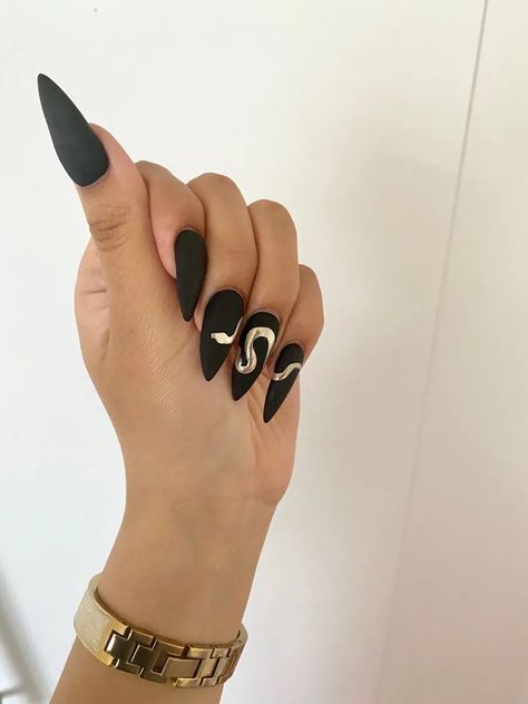 15 cute gold nails inspo and designs you don't want to miss! Gold nails are seasonless and can be worn on any occasion. I'm definitely getting #6 tomorrow - I just can't help myself! Too cute! winter nail trends #nails #weddingnails #winternails #manicure #wedding #engagement Black Gold Nails, Dragon Nails, Witchy Nails, Matte Black Nails, Black Acrylic Nails, Goth Nails, Edgy Nails, Stiletto Nails Designs, Nail Swag