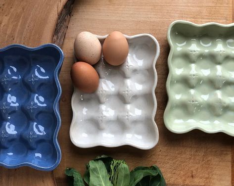 Egg Holder Wood, Ceramic Egg Tray, Slab Ceramics, Ceramic Egg, Egg Crates, Egg Tray, Cerámica Ideas, Farm Fresh Eggs, Gold Ceramic