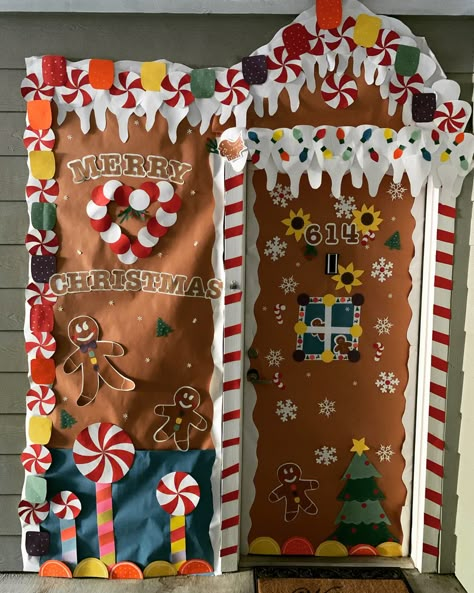 Christmas Double Door, Gingerbread House Door Decorations, Gingerbread House Door Classroom, Christmas Door Decorating Contest Office, Christmas Office Gifts, Holiday Classroom Decorations, Diy Christmas Door Decorations, Christmas Hallway, Diy Christmas Door