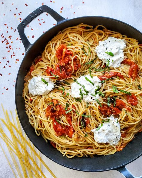 Tomato And Garlic Confit Pasta, Tomato Confit Pasta, Tomato Garlic Confit Pasta, Garlic Confit Pasta, Leek Pasta, Confit Recipes, Pepper Pasta, Yummy Mummy, Cooking Tomatoes