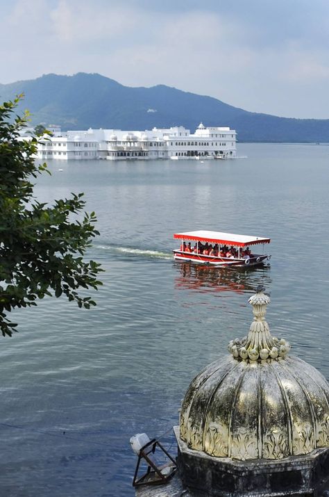 Lake Pichola and Fateh Sagar Lake (to the north of Lake Pichola and connected by a canal) are the most popular of Udaipur's man-made lakes. A boat ride on Lake Pichola gives a whole new perspective to the city, especially the City Palace Complex. Boats depart from Rameshwar Ghat in the City Palace gardens (you'll need to pay 25 rupees to get inside the City Palace if you're not staying there) Pichola Lake Udaipur, Udaipur Photoshoot, Fateh Sagar Lake Udaipur, Rajasthan Trip, City Palace Udaipur, Palace Gardens, Desi Vibes, Palace Garden, Krishna Book