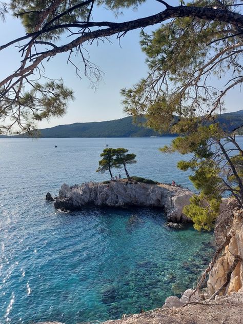 Did you know that „Mamma Mia“ was partly filmed on this beautiful, small island in the greek Aegean Sea? 🇬🇷🧿 Aegean Sea, Small Island, Did You Know, Cape