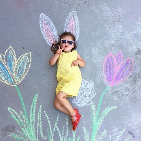 90 Super Fun Sidewalk Chalk Art Ideas & Activities - Lattes, Lilacs, & Lullabies Chalk Art Christmas, Sidewalk Chalk Art Ideas, Chalk Photography, Chalk Art Ideas, Chalk Photos, Fun Chalk Art, Chalk Ideas, Sidewalk Chalk Art, Sidewalk Art