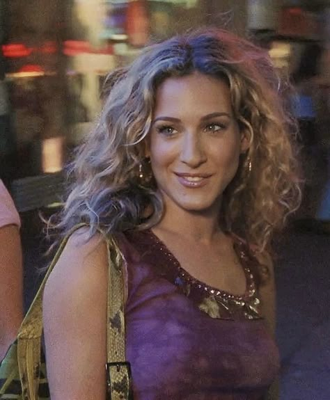 Carrie Bradshaw Hair, Carrie Bradshaw Outfits, Carrie Bradshaw Style, Hair Photo, Face Hair, Carrie Bradshaw, Iconic Women, Curly Girl, Hair Goals