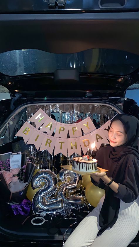 Cute Birthday Surprises, Birthday In Car, Bday Decoration In Car, Car Decoration For Birthday Surprise, Car Surprise, Birthday Surprise For Girlfriend, Airplane Birthday Party Decorations, Birthday Surprises For Her, Birthday Story