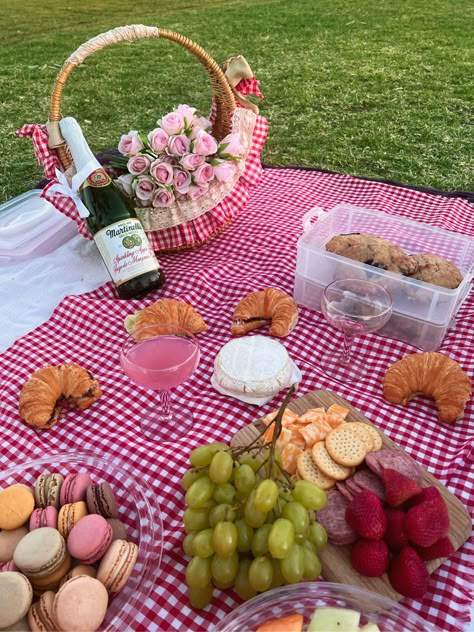 Cottage Core Picnic, Outdoor Tea Parties, Picnic Date Food, Cottagecore Picnic, Picnic Activities, Cute Picnic, Aesthetic Picnic, Picnic Engagement, Picnic Inspiration