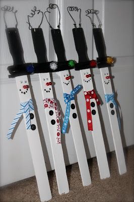 Paint Stir Stick Crafts, Paint Sticks Projects, Painted Sticks Diy, Paint Black And White, Paint Stick Crafts Diy Projects, Paint Stick Crafts, Sticks Craft, Diy Schneemann, Paint Stirrers