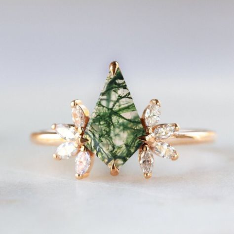 Circular Things, Ring Moss Agate, Moss Agate Engagement Ring, Cute Engagement Rings, Future Engagement Rings, Green Moss Agate, Agate Engagement Ring, Unique Engagement, Moss Agate