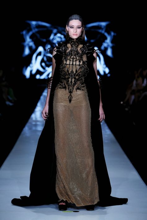 EXOSKELETON S/S 2014 COLLECTION BY TEX SAVERIO ~ Signorfandi Tex Saverio, Gothic Gowns, Gothic Culture, Jakarta Fashion Week, Raven Queen, Cyberpunk Fashion, Exotic Fashion, Floor Length Gown, Stunning Gowns