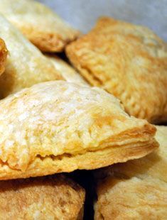 Haitian Patties: An Haitian delicacy, these are pastries filled with beef inside, but the filling can be replaced by chicken, vegetable mix or any other type of your liking. Haitian Patties Recipe, Haitian Patties, Haitian Cuisine, Haitian Recipes, Haitian Culture, Carribean Food, Haitian Food, Sweet Potato Bread, Chicken Vegetable