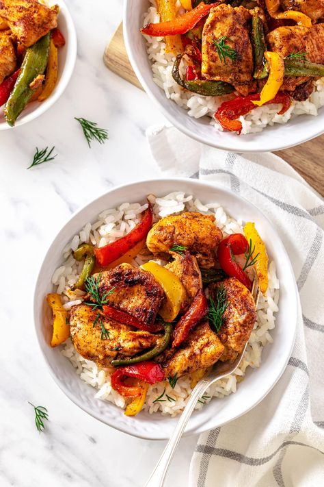 Chicken and Bell Peppers Rice Bowl with Spices Chicken And Bell Peppers, Veggie Rice Bowl, Easy Meal Prep Lunches, Fluffy Rice, Spiced Rice, Healthy Sweet Snacks, Bell Pepper Recipes, Rice Bowls Recipes, Healthy Bowls