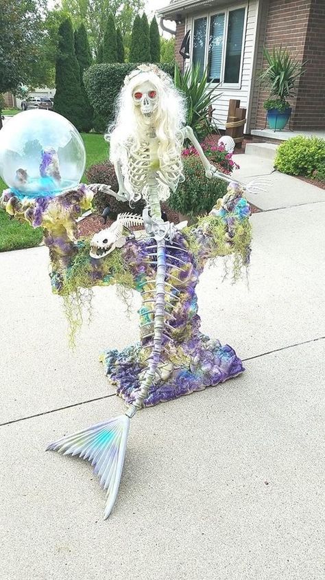 Tiki Halloween, Simple Outdoor Halloween Decor, Pirate Halloween Decorations, Underwater Room, Halloween Pirates, Lady Decluttered, Mermaid Skeleton, Bricolage Halloween, Halloween Skeleton Decorations