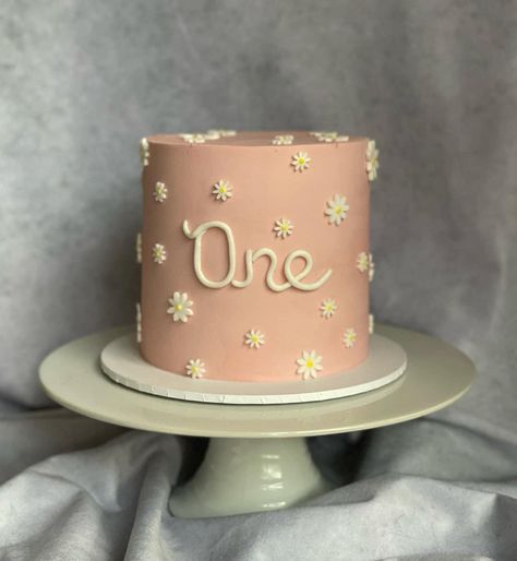 Boho Daisy Birthday Cake, Simple Daisy Cake, Birthday Cake For One Year Old Girl, Isn’t She Onederful Birthday Cake, 1 Year Baby Girl Birthday Cake, Simple First Birthday Cake, One Year Old Birthday Cake, Postres Aesthetic, First Birthday Cake Ideas