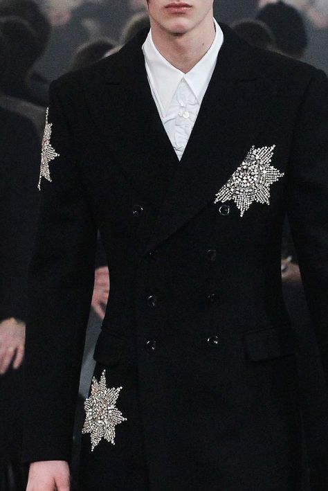 Alexander McQueen menswear f/w 2015 Mcqueen Menswear, Alexander Mcqueen Menswear, Embroidery Placement, Future Aesthetic, Genesis 3, Mcqueen Fashion, Tailored Suit, Prom Suits, Fashion Suits For Men