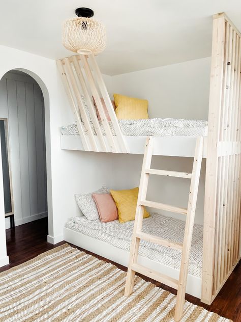 Diy Bunk Beds Plans, Bunk Bed Plan, Bunk Bed Ladder, Shared Girls Room, Diy Bunk Bed, Bunk Beds Built In, Built In Bunks, Tiny Bedrooms, Bunk Bed Designs