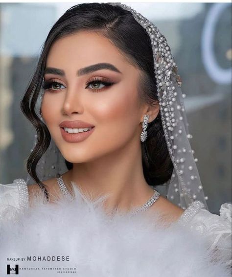 Arab Bride Makeup, Marriage Makeup, Bride Party Dress, Glam Bride Makeup, Smoky Makeup, Wedding Photography Contract, Wedding Hairstyles With Crown, Gold Makeup Looks, Glam Wedding Makeup