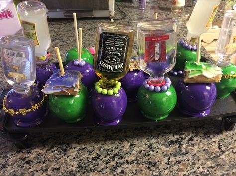 Mardi Gras candy apples Mardi Gras Gift Ideas, Mardi Gras Candy, Bae Birthday, Sweets Business, Mardi Gras Desserts, Mardi Gras Drinks, Sweet 16 Masquerade Party, Mardi Grad, Grass Decoration