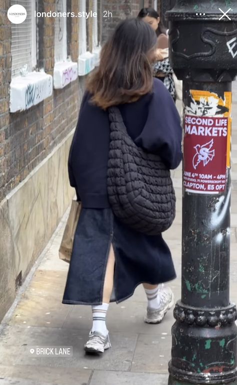 Baggu Medium Crescent Bag Outfit, Baggu Crescent Bag Outfit Aesthetic, Cos Quilted Bag Outfit, Big Bag Outfit, Cos Bag Outfit, Baggu Crescent Bag Aesthetic, Cos Quilted Bag, Cos Oversized Quilted Bag, Cos Bag