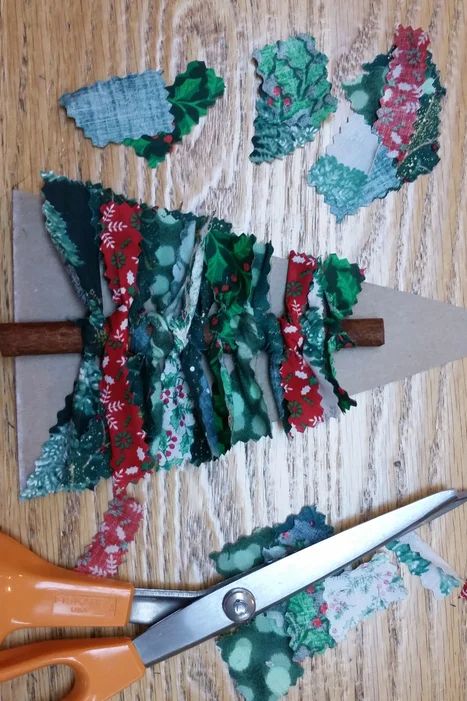 Christmas Crafts Sewing, Sewn Christmas Ornaments, Sew Christmas, Christmas Fabric Crafts, Fabric Tree, Bazaar Crafts, Fabric Christmas Trees, Fabric Christmas Ornaments Diy, Folded Fabric