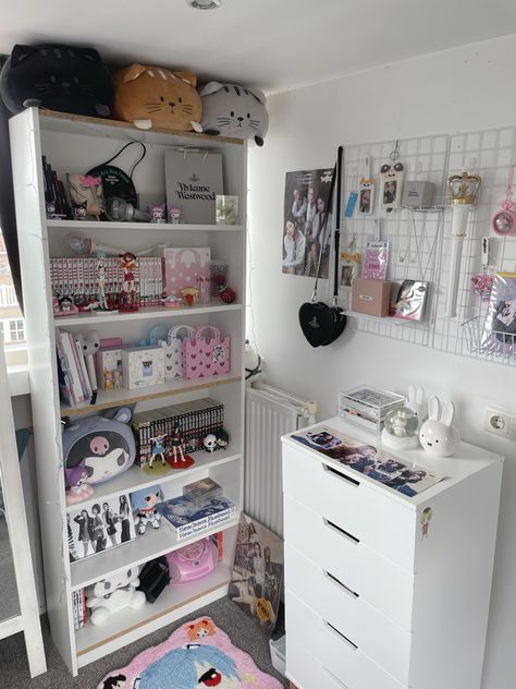 room inspo! my room, pls credit when reposting any of my pins ^_^ kpop anime manga sanrio Kpop Anime Room Ideas, Kpop Dorm Room, Kpop Inspired Room, K Pop Room Ideas, Kpop Room Ideas, Kpop Bedroom, Kpop Room Decor, Kpop Shelf, Sanrio Room