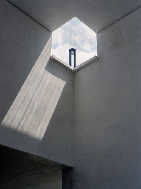 Hexagonal Window, Scarpa Architecture, Carlo Scarpa Architecture, Shadow Architecture, Industrial Age, Bg Design, Carlo Scarpa, Roof Light, Light And Space