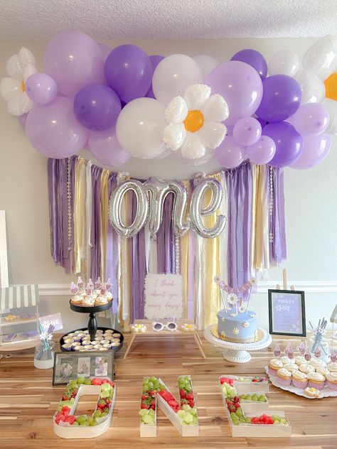 Daisy Backdrop Birthday, Purple Birthday Theme For Baby Girl, 1st Birthday Purple Theme, Purple Flower Theme Birthday Party, Lavender Flower Birthday Party Ideas, Daisy Birthday Dessert Table, White And Purple Birthday Theme, Purple Daisy Theme Birthday, Purple Theme Decorations