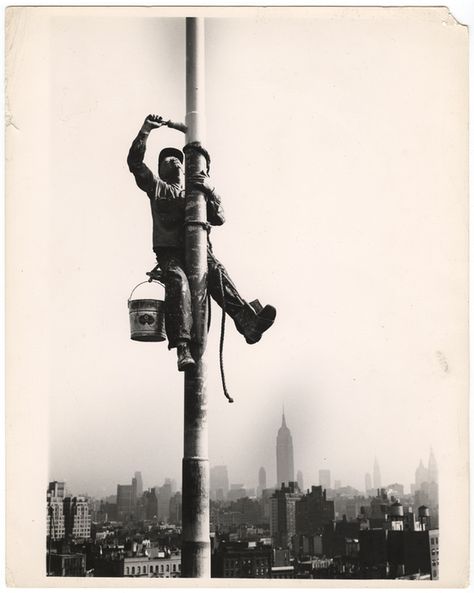 Weegee - Flag pole painter, New York (c1945) Lewis Hine, Steel Worker, World Icon, Historical Images, Construction Worker, Nova York, Beautiful Buildings, Empire State, State Art