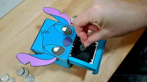 Créez une tirelire Stitch qui avale vos pièces Diy Disney, Lilo Et Stitch, Afterschool Activities, Disney Stitch, Stitch Disney, Kids Art Projects, After School, Lilo And Stitch, School Activities