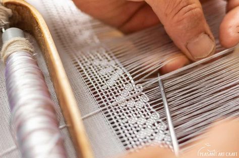 Lace Weaving, Weaving Loom Diy, Weaving Loom Projects, Lace Weave, Rigid Heddle Weaving, Weaving Tutorial, Tablet Weaving, Diy Weaving, Needlework Patterns